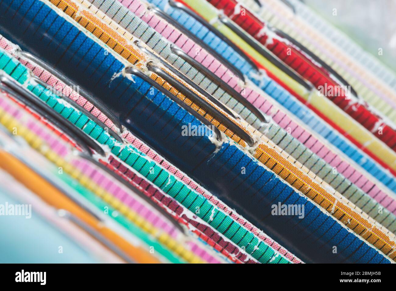 Pila di vecchi scomparti. Pila di giornali retrò. Riviste d'epoca giacciono l'una sull'altra. Sfondo colorato dalle pubblicazioni stampate Foto Stock