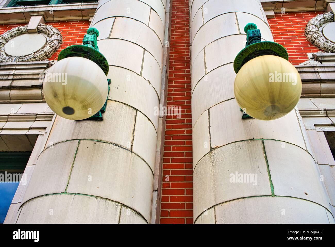 Luce del globo sulla vecchia stazione ferroviaria B & o a Grafton WV. Foto Stock