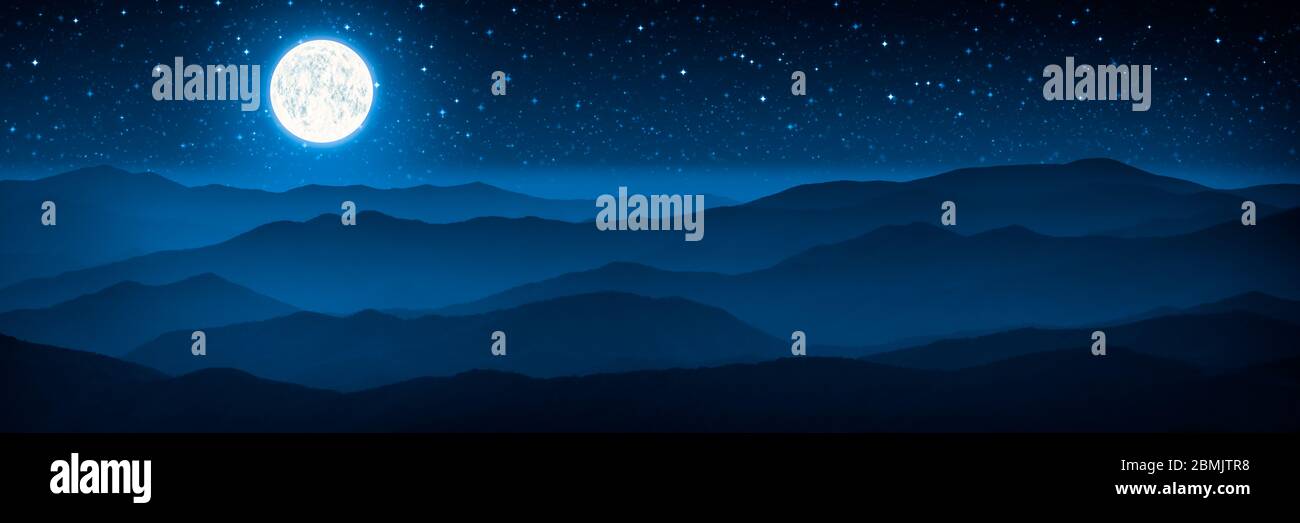 Luna incandescente e cielo stellato sulla catena montuosa Foggy Foto Stock