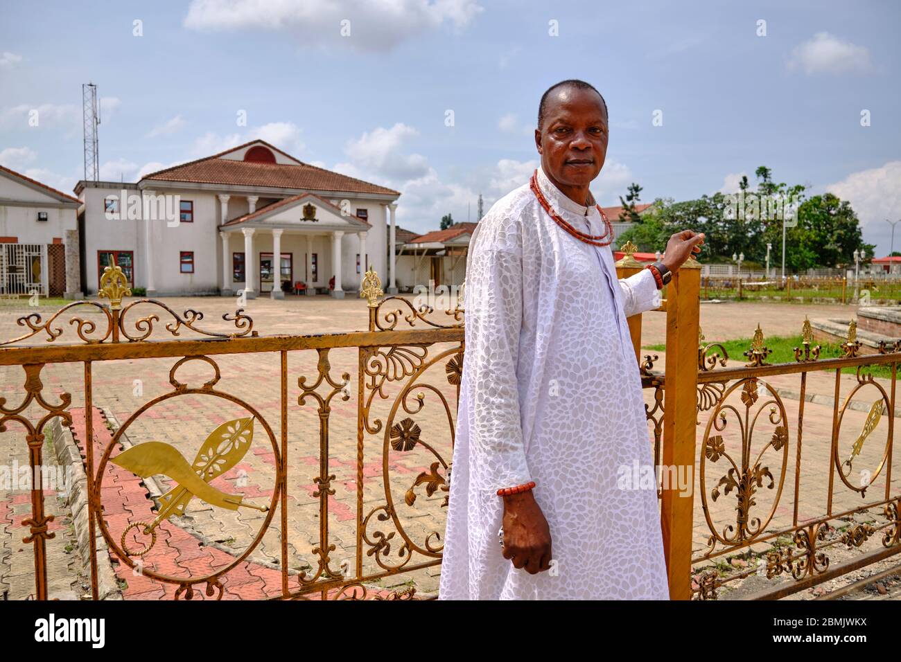 Ritratto di un nobile di Edo di fronte al Palazzo Oba a Benin City. Foto Stock