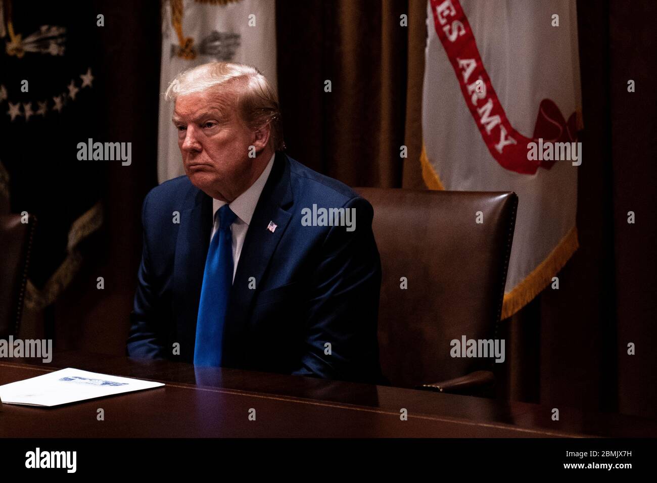 Washington, Stati Uniti. 9 maggio 2020. Il Presidente Donald Trump partecipa a un incontro con la dirigenza militare e il National Security Team nella Sala del Gabinetto della Casa Bianca di Washington, DC, sabato 9 maggio 2020. Foto in piscina di Anna Moneymaker/UPI Credit: UPI/Alamy Live News Foto Stock