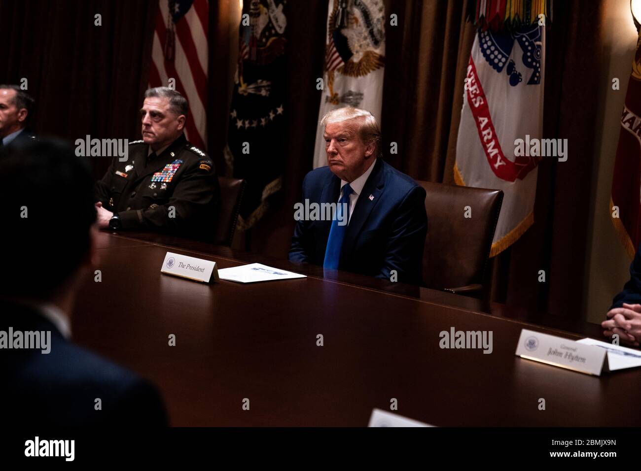 Washington, Stati Uniti. 9 maggio 2020. Il Presidente Donald Trump partecipa a un incontro con la dirigenza militare e il National Security Team nella Sala del Gabinetto della Casa Bianca di Washington, DC, sabato 9 maggio 2020. Foto piscina di Anna Moneymker/UPI Credit: UPI/Alamy Live News Foto Stock