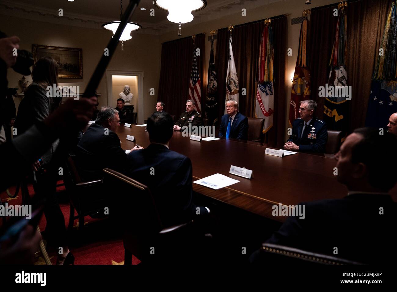 Washington, Stati Uniti. 9 maggio 2020. Il Presidente Donald Trump partecipa a un incontro con la dirigenza militare e il National Security Team nella Sala del Gabinetto della Casa Bianca di Washington, DC, sabato 9 maggio 2020. Foto in piscina di Anna Moneymaker/UPI Credit: UPI/Alamy Live News Foto Stock