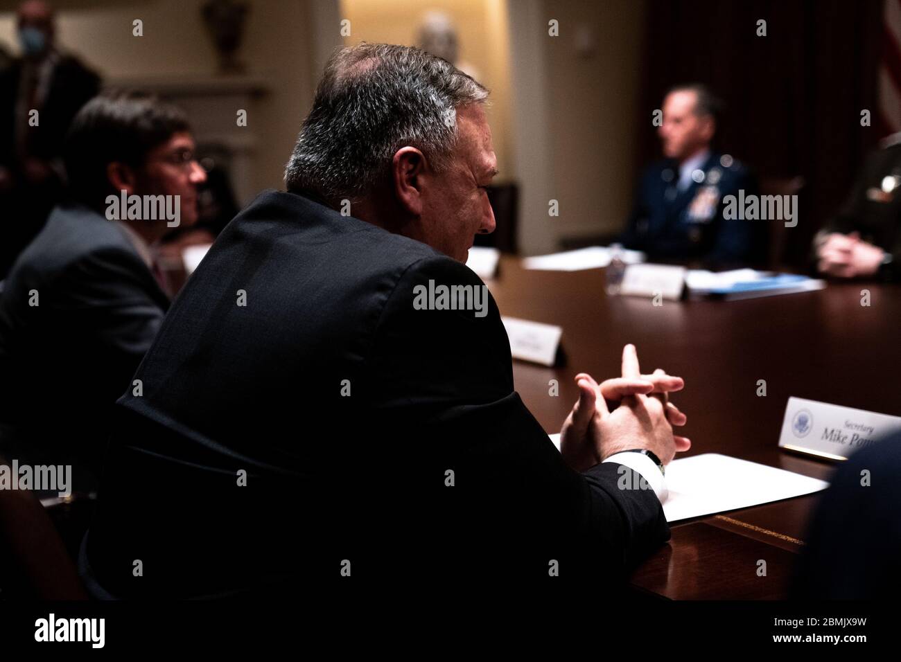 Washington, Stati Uniti. 9 maggio 2020. Il Segretario di Stato Mike Pompeo ascolta durante un incontro tra il Presidente Donald Trump, la dirigenza militare Senior e il National Security Team la Sala del Gabinetto della Casa Bianca a Washington, DC, sabato 9 maggio 2020. Foto in piscina di Anna Moneymaker/UPI Credit: UPI/Alamy Live News Foto Stock