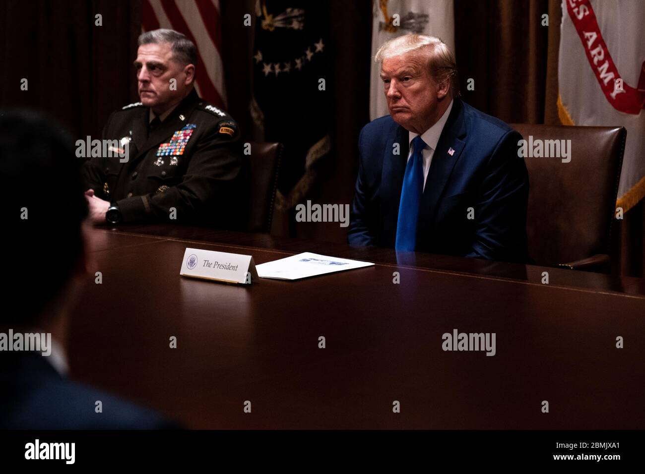 Washington, Stati Uniti. 9 maggio 2020. Il Presidente Donald Trump partecipa a un incontro con la dirigenza militare e il National Security Team nella Sala del Gabinetto della Casa Bianca di Washington, DC, sabato 9 maggio 2020. Foto in piscina di Anna Moneymaker/UPI Credit: UPI/Alamy Live News Foto Stock