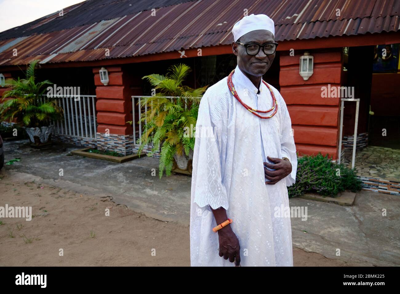 Ritratto del nobile Edo nel cortile della sua casa a Benin City. Foto Stock