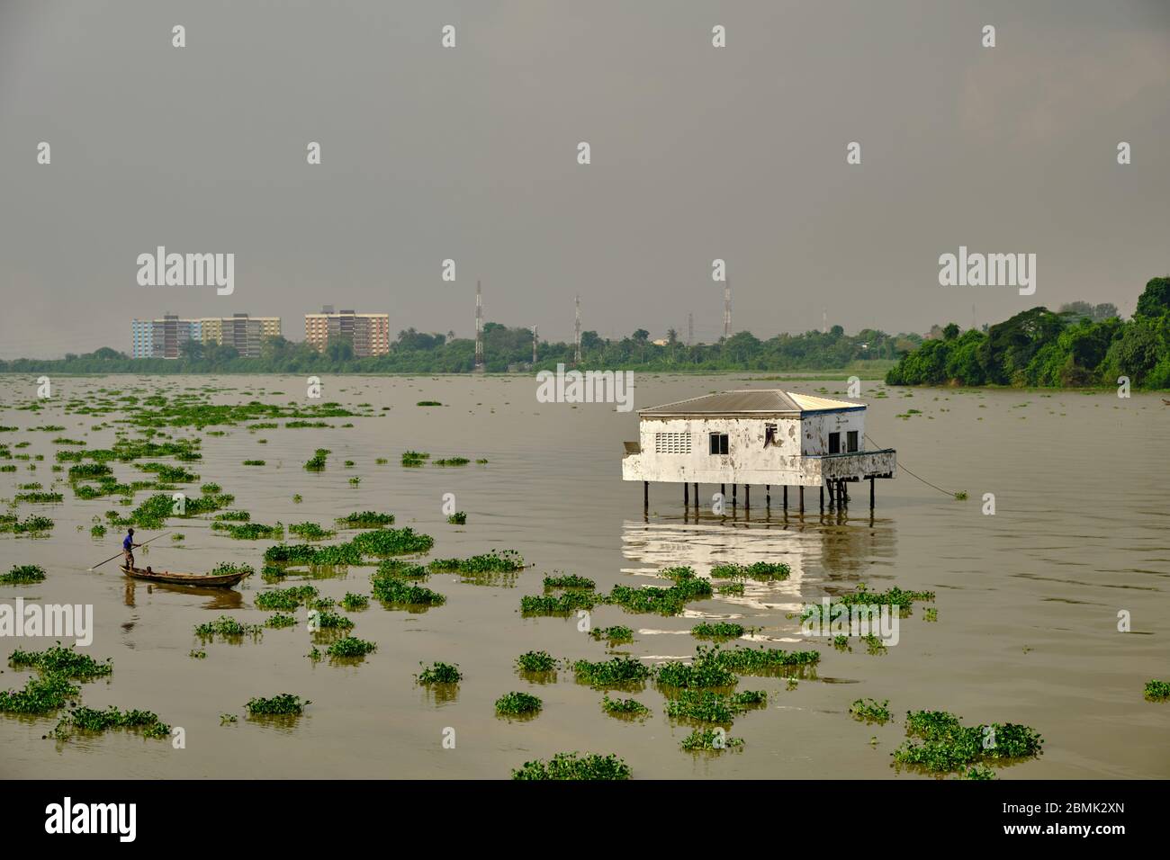 Vista del sobborgo di Makoko vicino alla laguna di Lagos da un ponte autostradale. Foto Stock