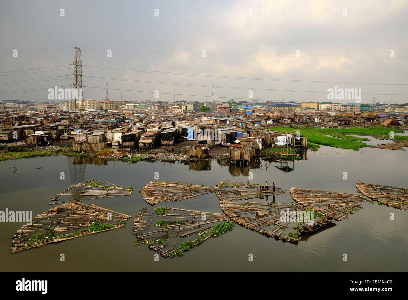 Vista del sobborgo di Makoko vicino alla laguna di Lagos da un ponte autostradale. Foto Stock