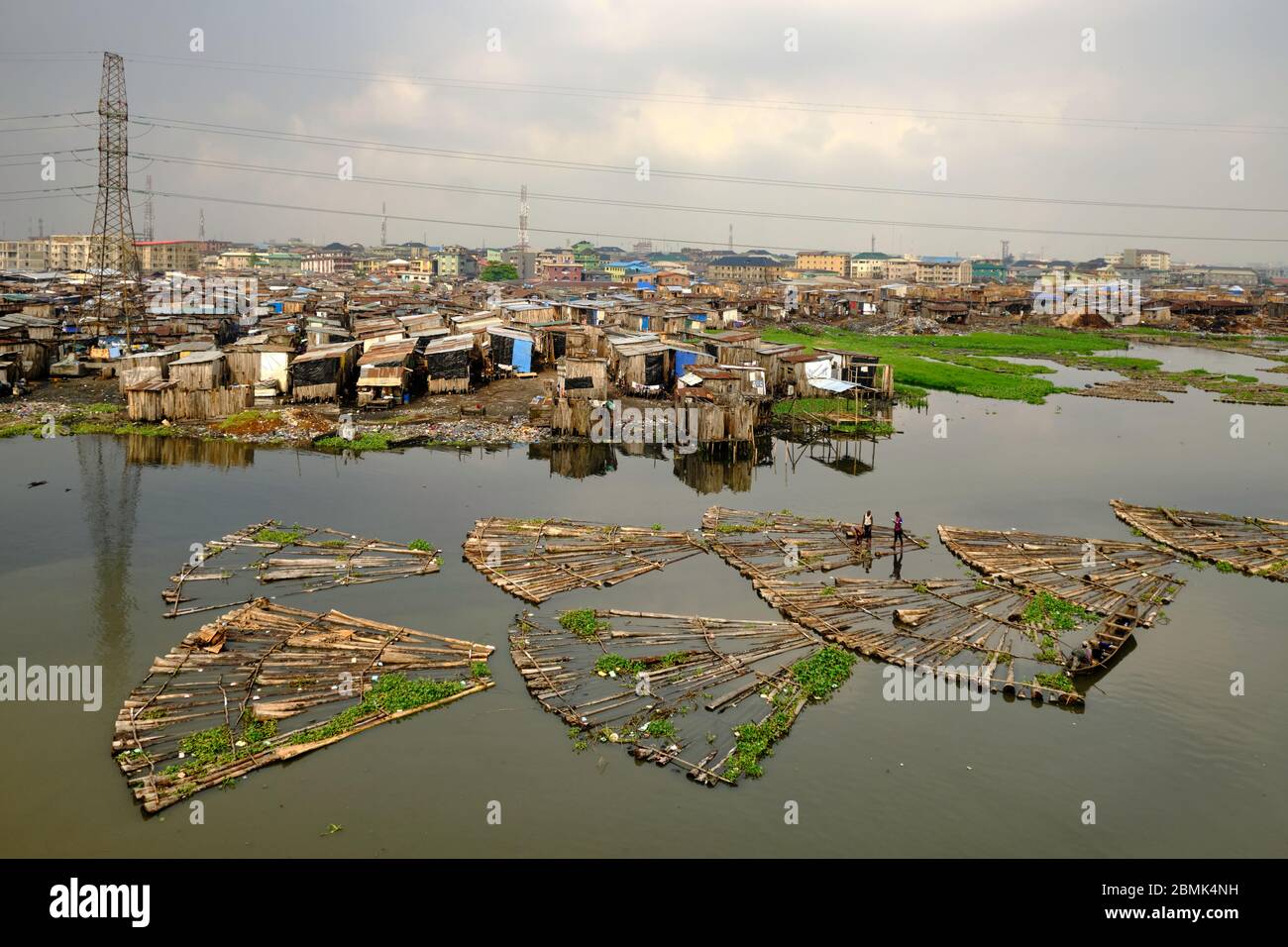 Vista del sobborgo di Makoko vicino alla laguna di Lagos da un ponte autostradale. Foto Stock