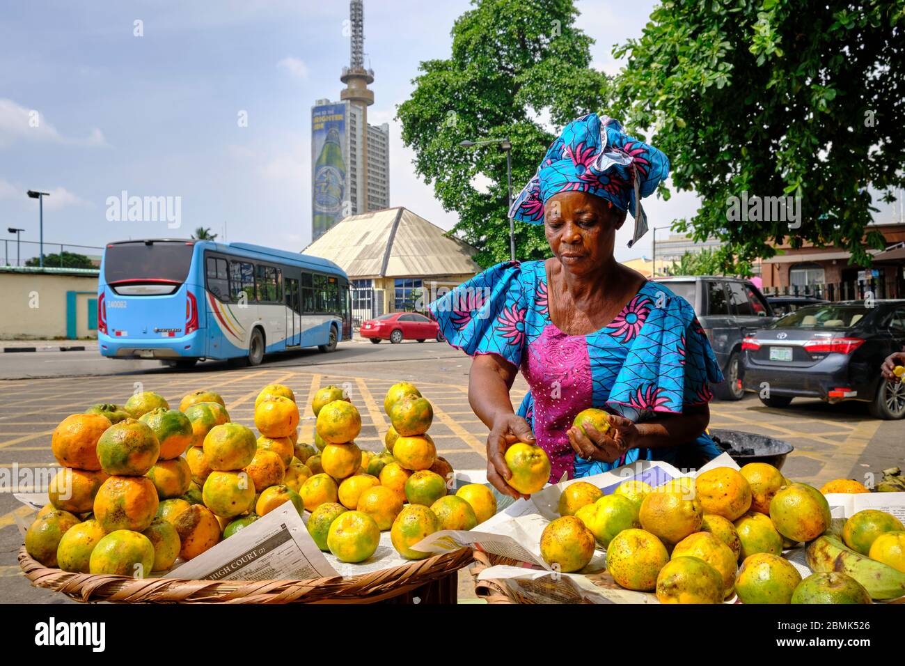 Venditore di arance per le strade del centro di Lagos. Foto Stock