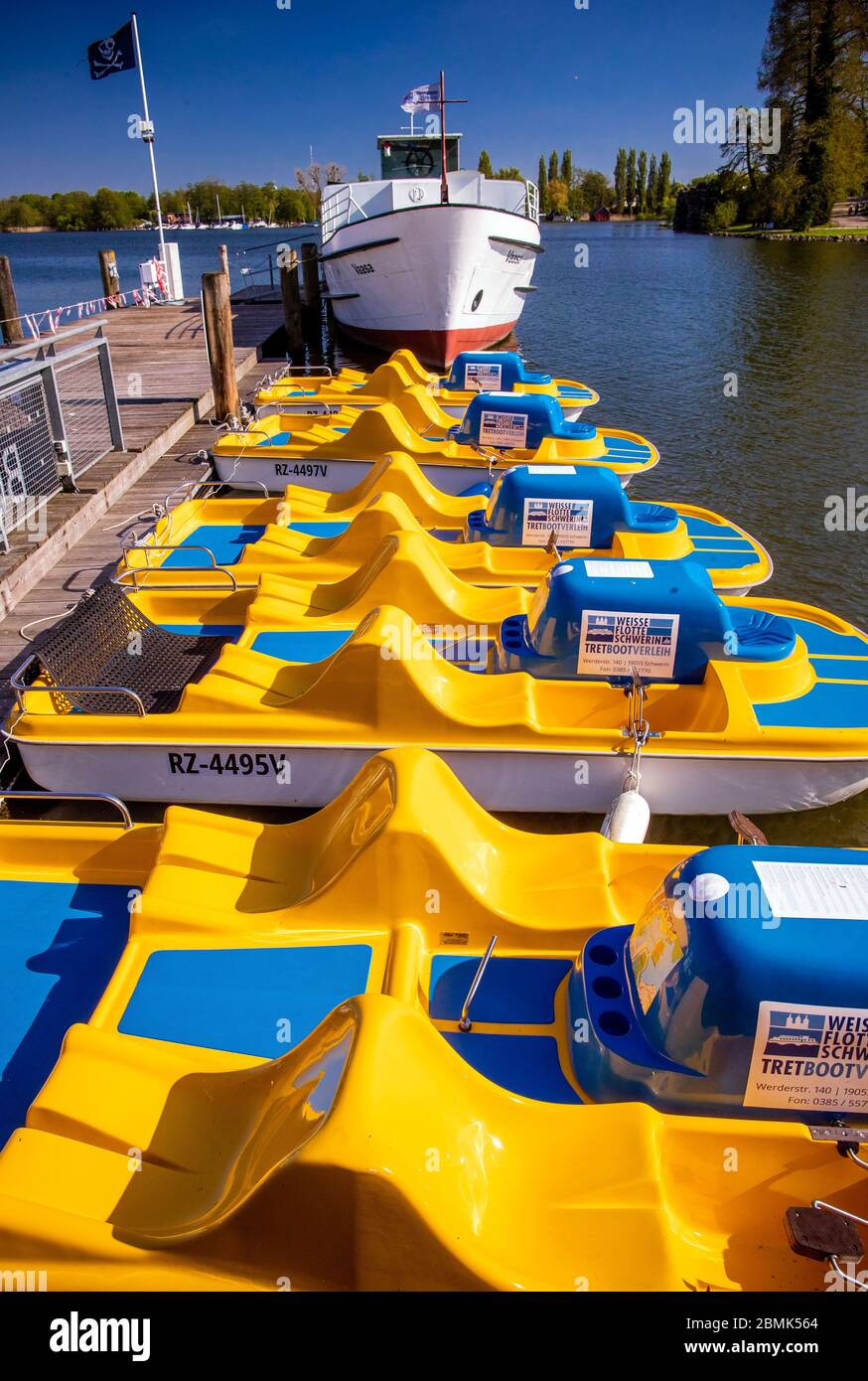 Schwerin, Germania. 7 maggio 2020. Un'ex nave da escursione della White Fleet Schwerin è ora utilizzato come ufficio e si trova dietro pedalò in un molo nel porticciolo nella baia del castello. L'impresa turistica inizia il 09.05.2020 con i primi viaggi nella stagione. Credit: Jens Büttner/dpa-Zentralbild/dpa/Alamy Live News Foto Stock