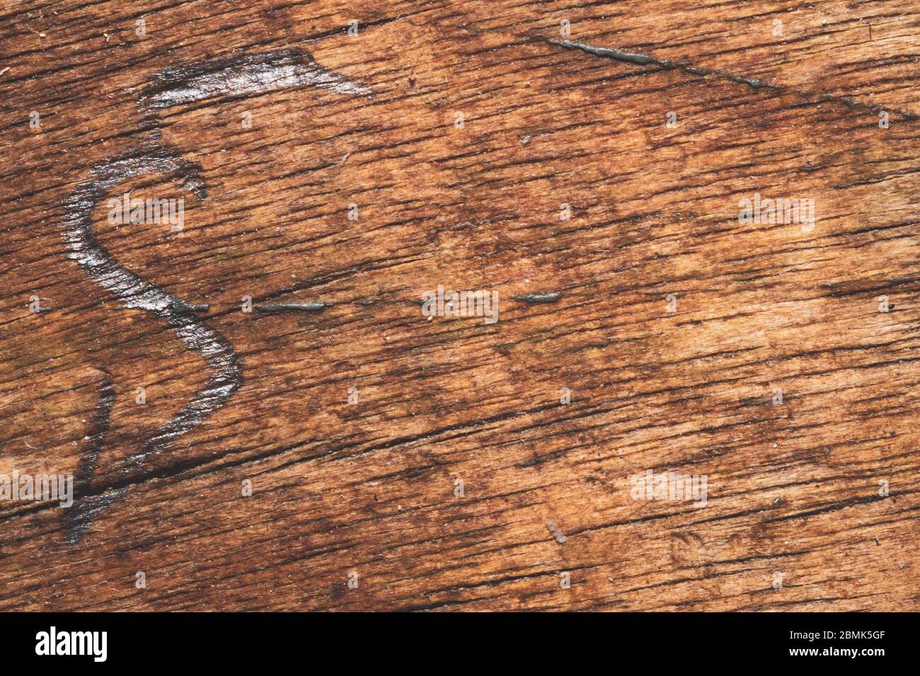 Legno grezzo con vernice. Vecchio legno tessuto. Sfondo graffiato e incrinato Foto Stock