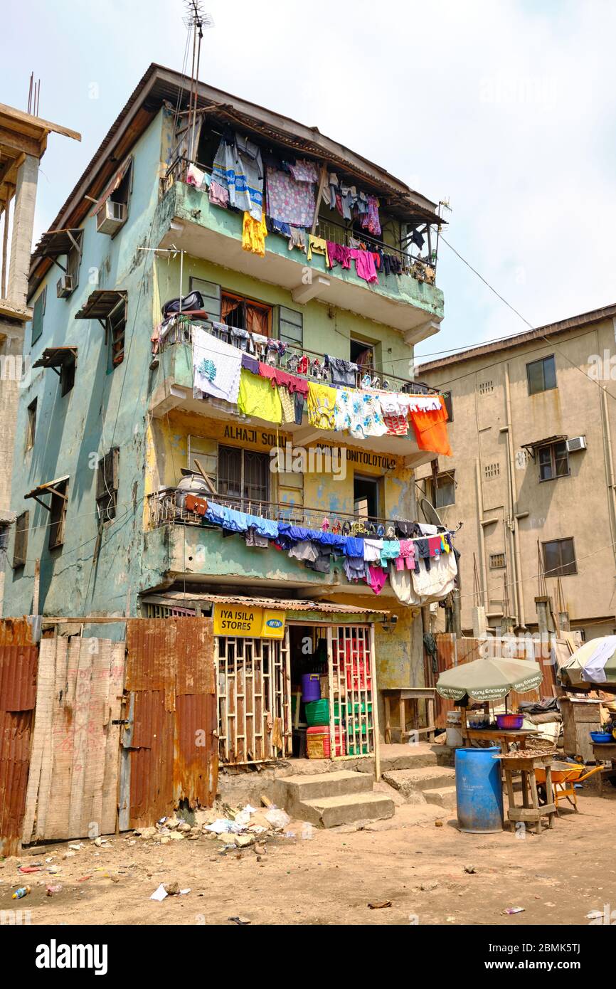 Affollato edificio di appartamenti in un quartiere povero nel centro della città di Lagos. Foto Stock