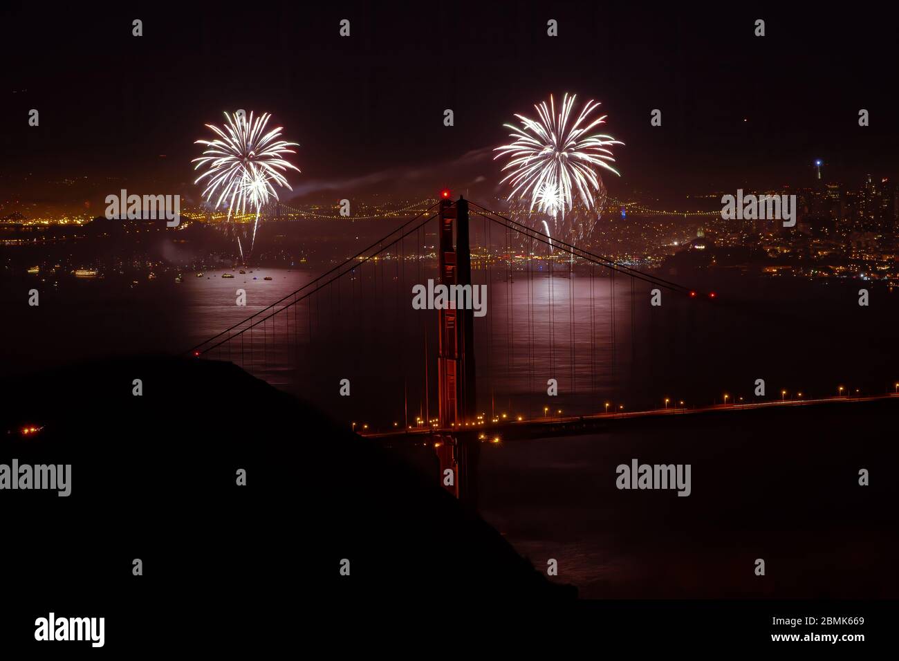 Il quarto di luglio fuochi d'artificio sulla Baia di San Francisco Foto Stock