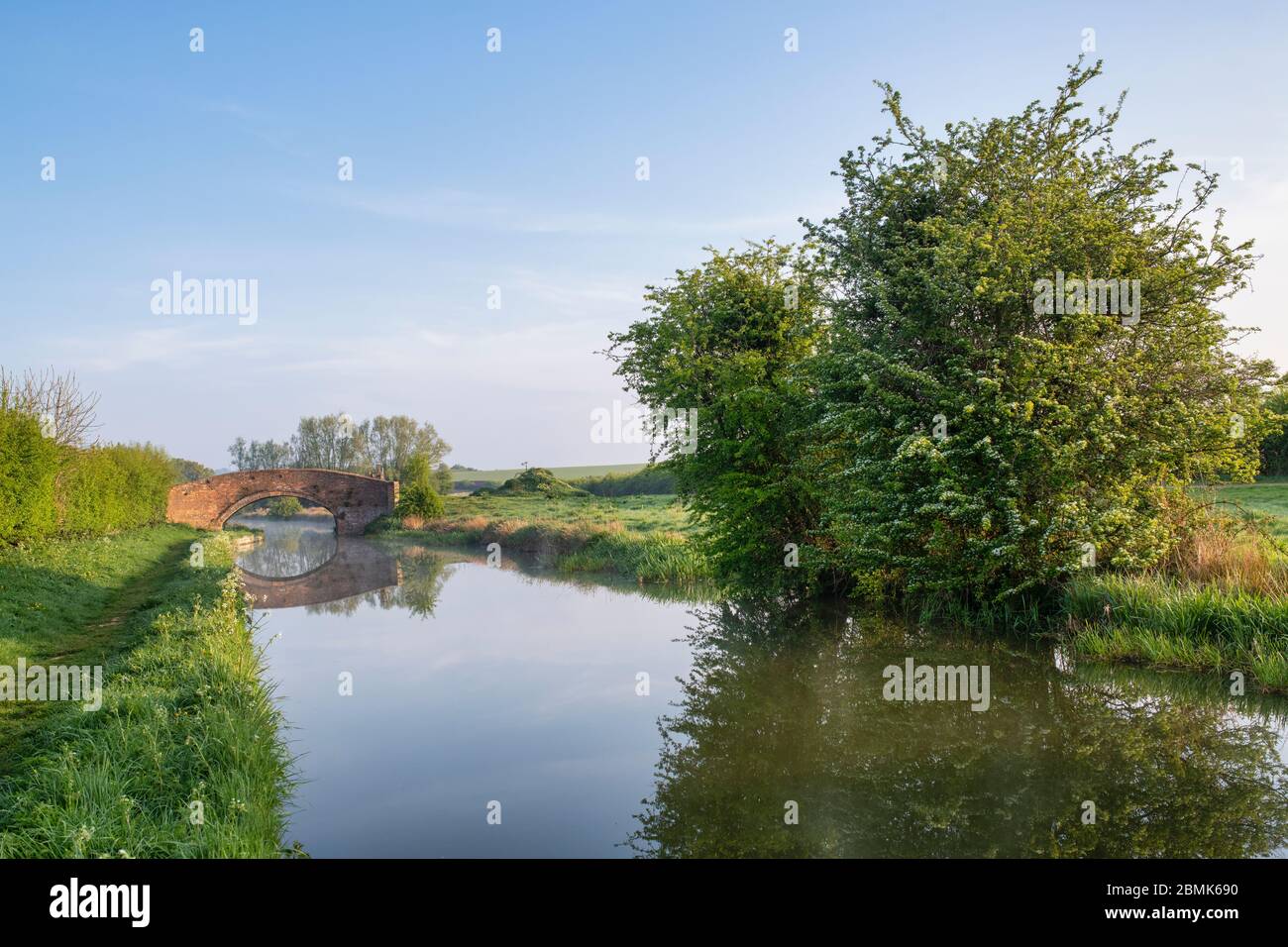 Ponte di mattoni sul canale Oxford in una mattina primaverile subito dopo l'alba. Upper Heyford, Oxfordshire, Inghilterra Foto Stock