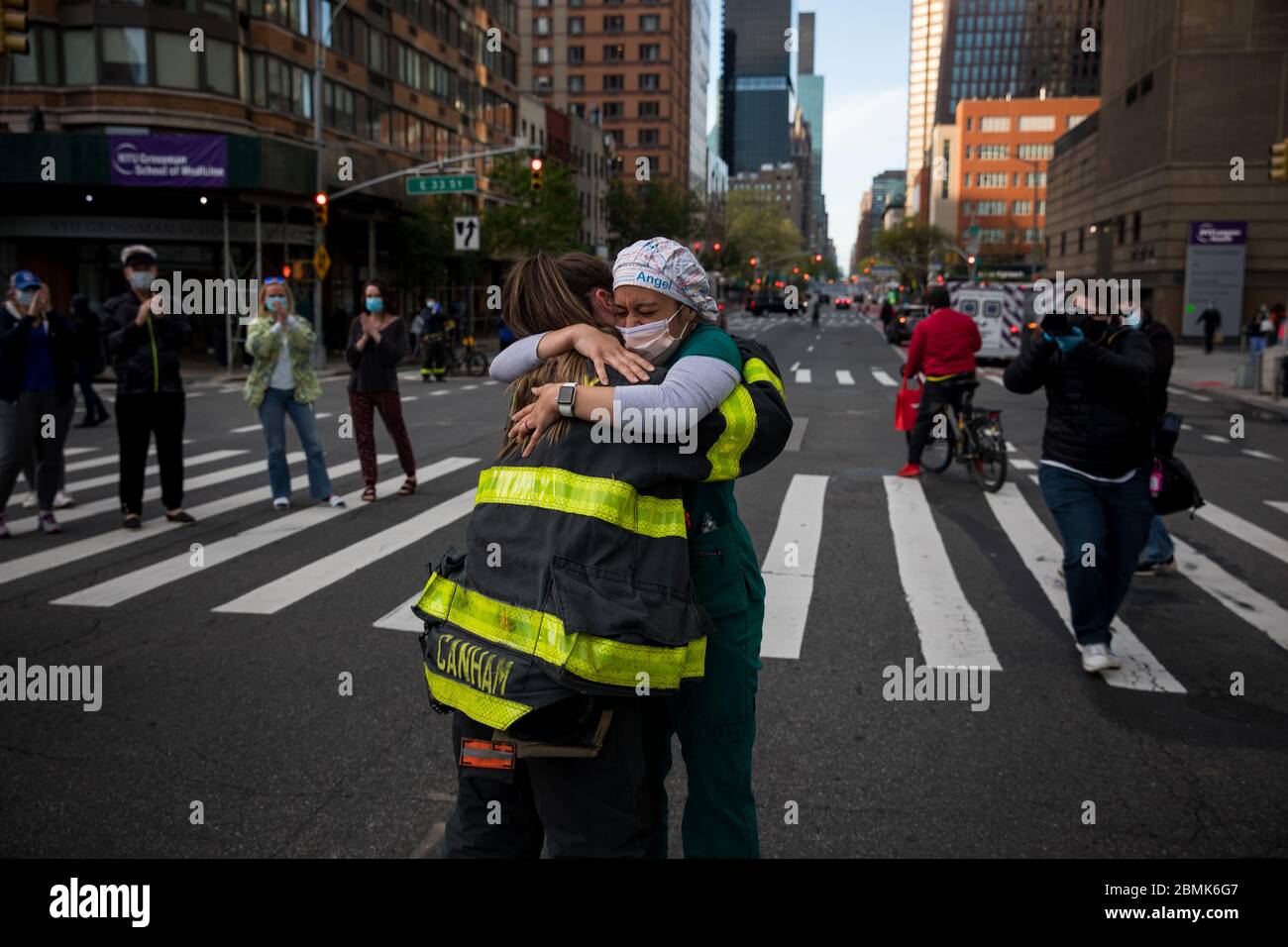 (200510) -- NEW YORK, 10 maggio 2020 (Xinhua) -- Un vigile del fuoco abbraccia Samantha Giambalvo (R), un'infermiera in viaggio dell'Alabama che lavora a New York dall'aprile 6, mentre vigili del fuoco e residenti mostrano apprezzamento per gli operatori sanitari al NYU Langone Medical Center, nel corso dell'epidemia COVID-19 a New York, Stati Uniti, il 9 maggio 2020. Il numero di casi COVID-19 negli Stati Uniti ha raggiunto 1,300,079 alle ore 3:32 (1932 GMT) di sabato, secondo il Center for Systems Science and Engineering (CSSE) della Johns Hopkins University. Nel frattempo, il numero di morte dalla malattia nel cou Foto Stock