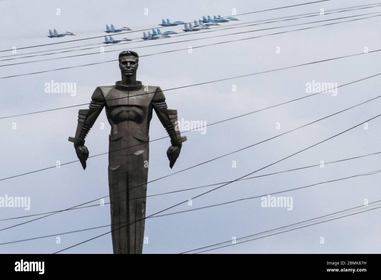 L'aeronautica russa Sukhoi su-34, su-30 e su-35 volano in formazione dietro il monumento al primo uomo nello spazio Yury Gagarin durante la parata militare del giorno della Vittoria per celebrare il 75° anniversario della vittoria sulla Germania nazista nella seconda guerra mondiale. Foto Stock