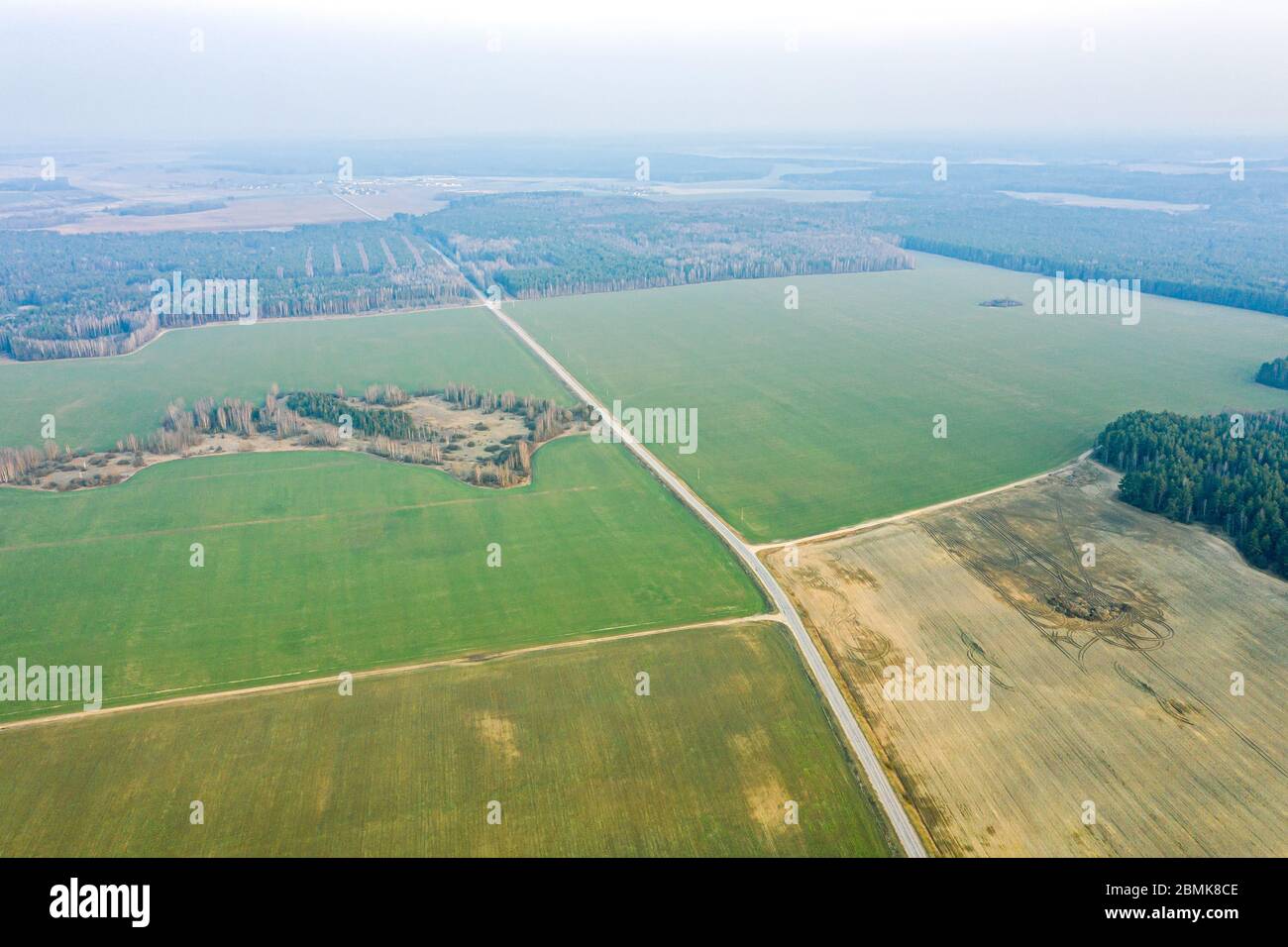vista aerea dei campi agricoli con strade di campagna. paesaggio panoramico campagna in primavera Foto Stock