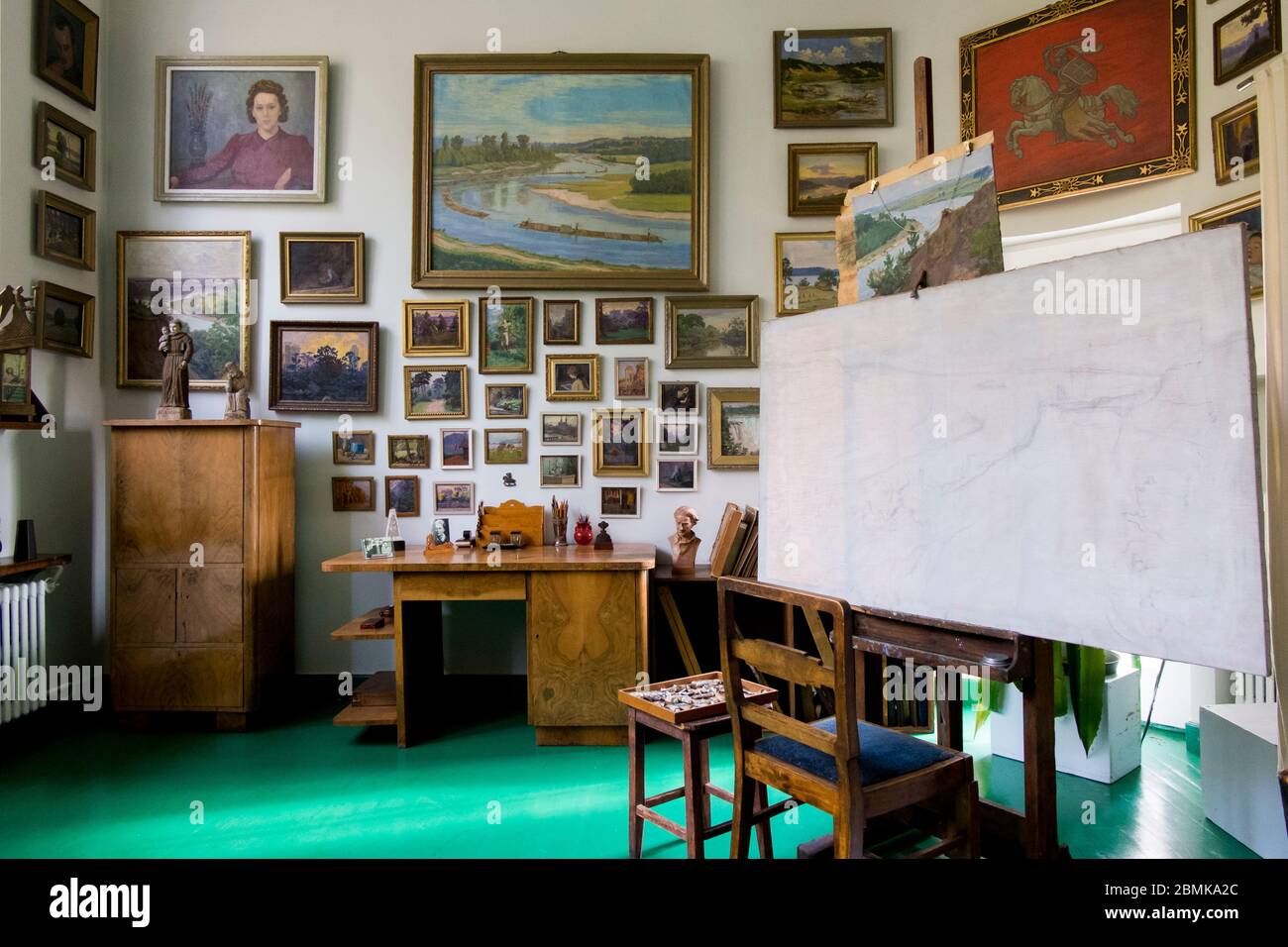 Uno sguardo al famoso pittore lituano, Mikalojus Konstantinas Čiurlionis's art, studio di pittura. Al museo Čiurlionis di Kaunas, Lituania. Foto Stock