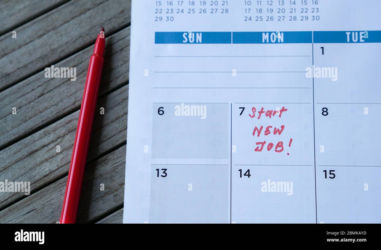 Avviare nuove parole di lavoro scritte sul calendario della tabella con un indicatore rosso. Concetto di occupazione o di carriera. Foto Stock