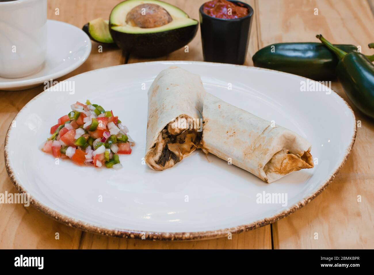 Burritos avvolge cibo messicano con manzo e verdure. Burrito di manzo, Foto Stock