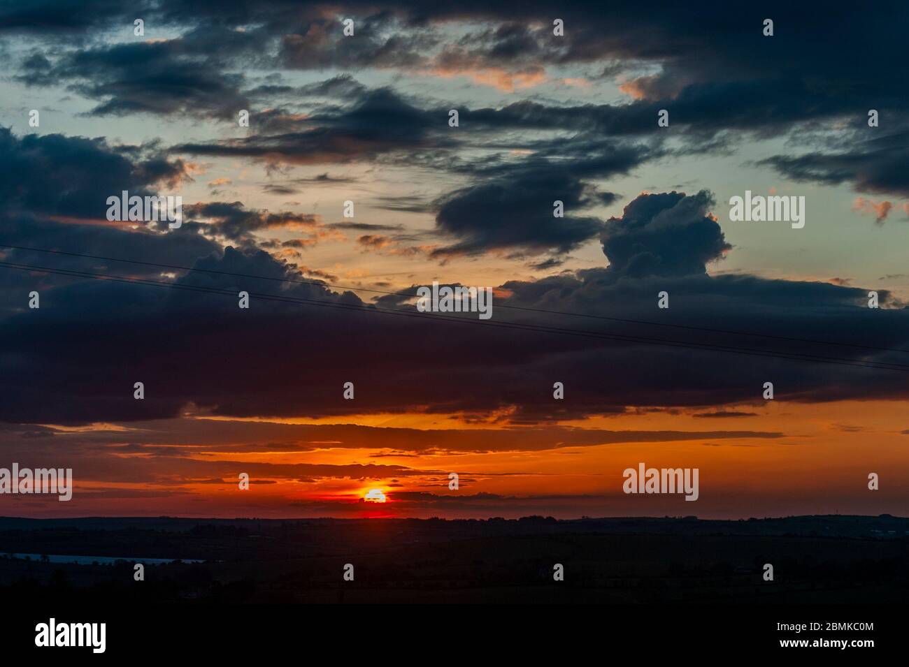 Timoleague, West Cork, Irlanda. 10 maggio 2020. Il sole sorge spettacolare sopra Timoleague come preludio ad una giornata di bagnore e incantesimi soleggiati in Irlanda con alti di 15 o 16C nel sud. Credit: AG News/Alamy Live News Foto Stock