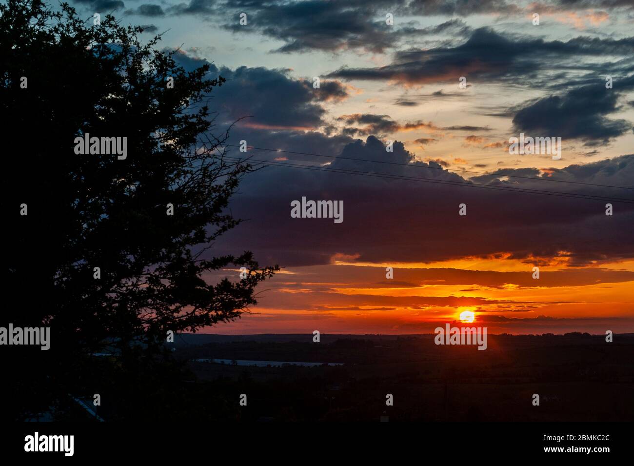 Timoleague, West Cork, Irlanda. 10 maggio 2020. Il sole sorge spettacolare sopra Timoleague come preludio ad una giornata di bagnore e incantesimi soleggiati in Irlanda con alti di 15 o 16C nel sud. Credit: AG News/Alamy Live News Foto Stock