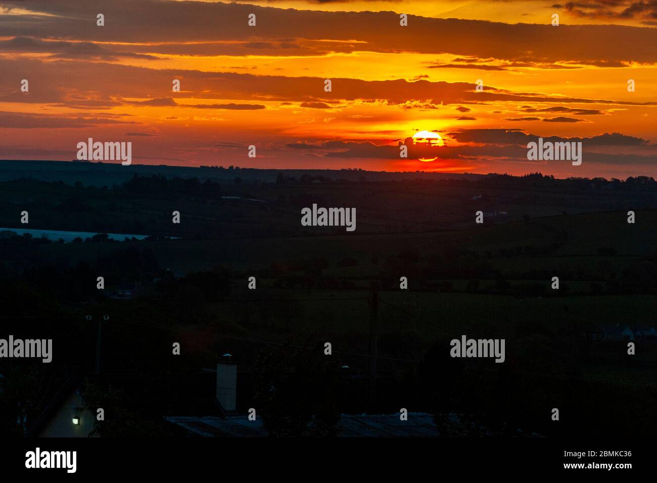 Timoleague, West Cork, Irlanda. 10 maggio 2020. Il sole sorge spettacolare sopra Timoleague come preludio ad una giornata di bagnore e incantesimi soleggiati in Irlanda con alti di 15 o 16C nel sud. Credit: AG News/Alamy Live News Foto Stock