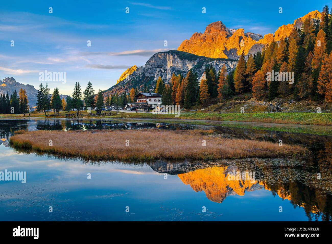 Splendido scenario all'alba con montagne che si riflettono sul lago di Antorno all'alba, Dolomiti, Italia, Europa Foto Stock