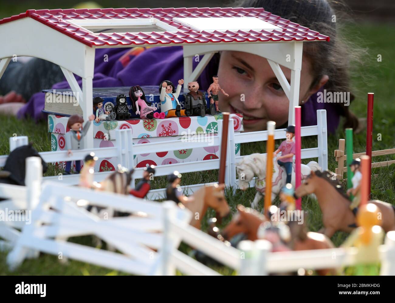 Embargoed al 0001 Lunedi 11 maggio Ailie Muirhead siede accanto alla sua riproduzione giocattolo dello stand presso l'arena principale del Royal Highland Show di Edimburgo. Dopo questo anno l'evento fu annullato a causa dell'epidemia di coronavirus, Ailie, 12, e suo fratello Hamish, otto, che normalmente partecipano all'evento, decise di ricreare i propri da Lego e Playmobil nel loro giardino. Foto Stock