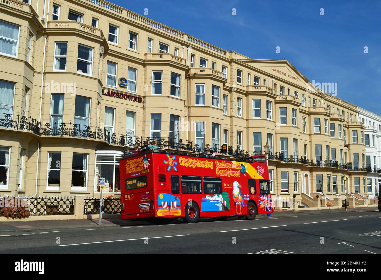 Autobus turistico della città di Eastbourne fuori dall'hotel Lansdowne, Eastbourne Seafront, East Sussex, Regno Unito Foto Stock
