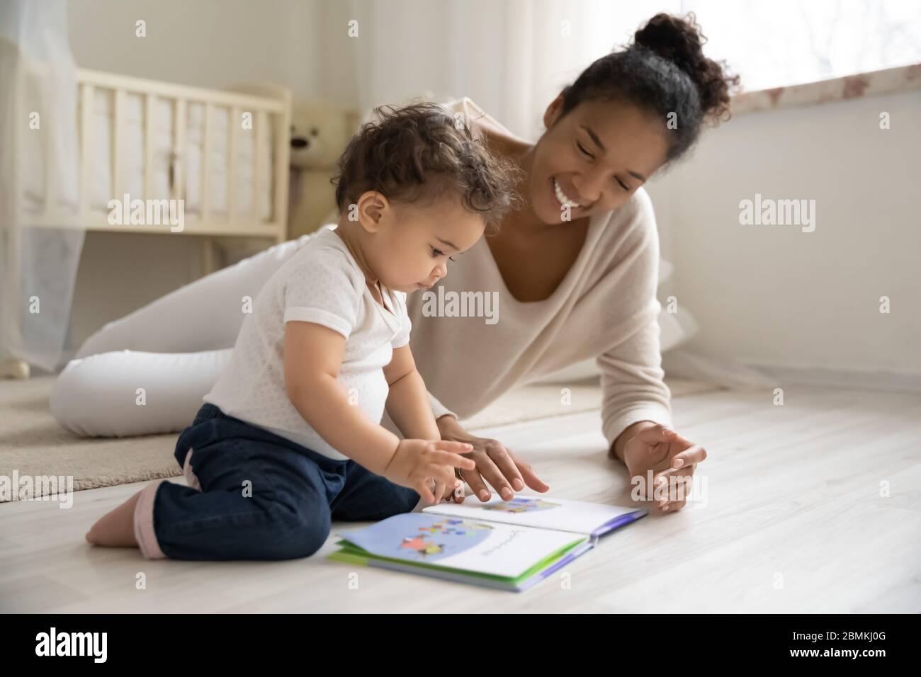 Felice mamma africano americana giocare con il bambino piccolo Foto Stock