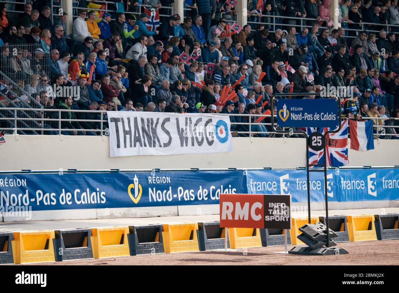 12/04/2015 Parigi-Roubaix. Banner ringraziando Bradley Wiggins per i suoi servizi alla British Cycling. Foto Stock