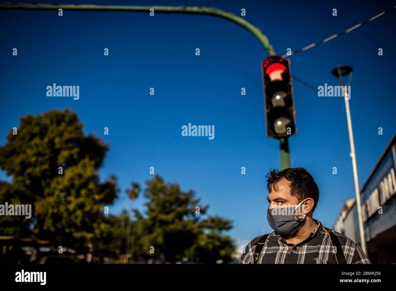 Le restrizioni continuano in Messico come numero di casi di Coronavirus crescere rapidamente. Fotografo Misael Glauss indossare una maschera durante una copertura durante Covid -19 a Hermosillo sonora. Semafori (foto: Luis Gutierrez / NortePhoto) Foto Stock