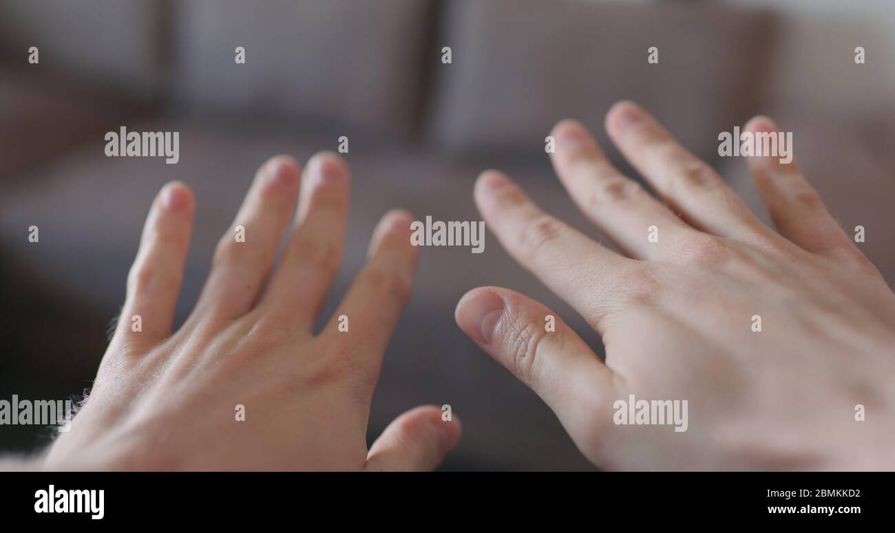 dopo l'applicazione dell'igienizzatore, l'uomo mostra le mani pulite gel per le mani closeup Foto Stock