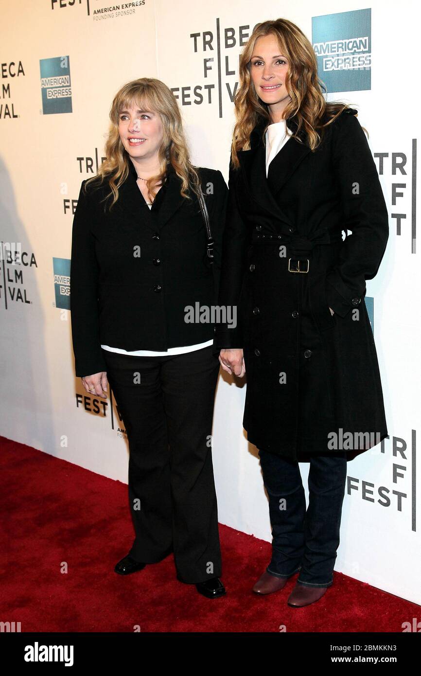New York, NY, USA. 23 aprile 2011. Lisa Roberts Gillan, Julia Roberts al programma Shorts Mix Tape durante il 10° Festival annuale del Film Tribeca al BMCC Tribeca PAC. Credito: Steve Mack/Alamy Foto Stock