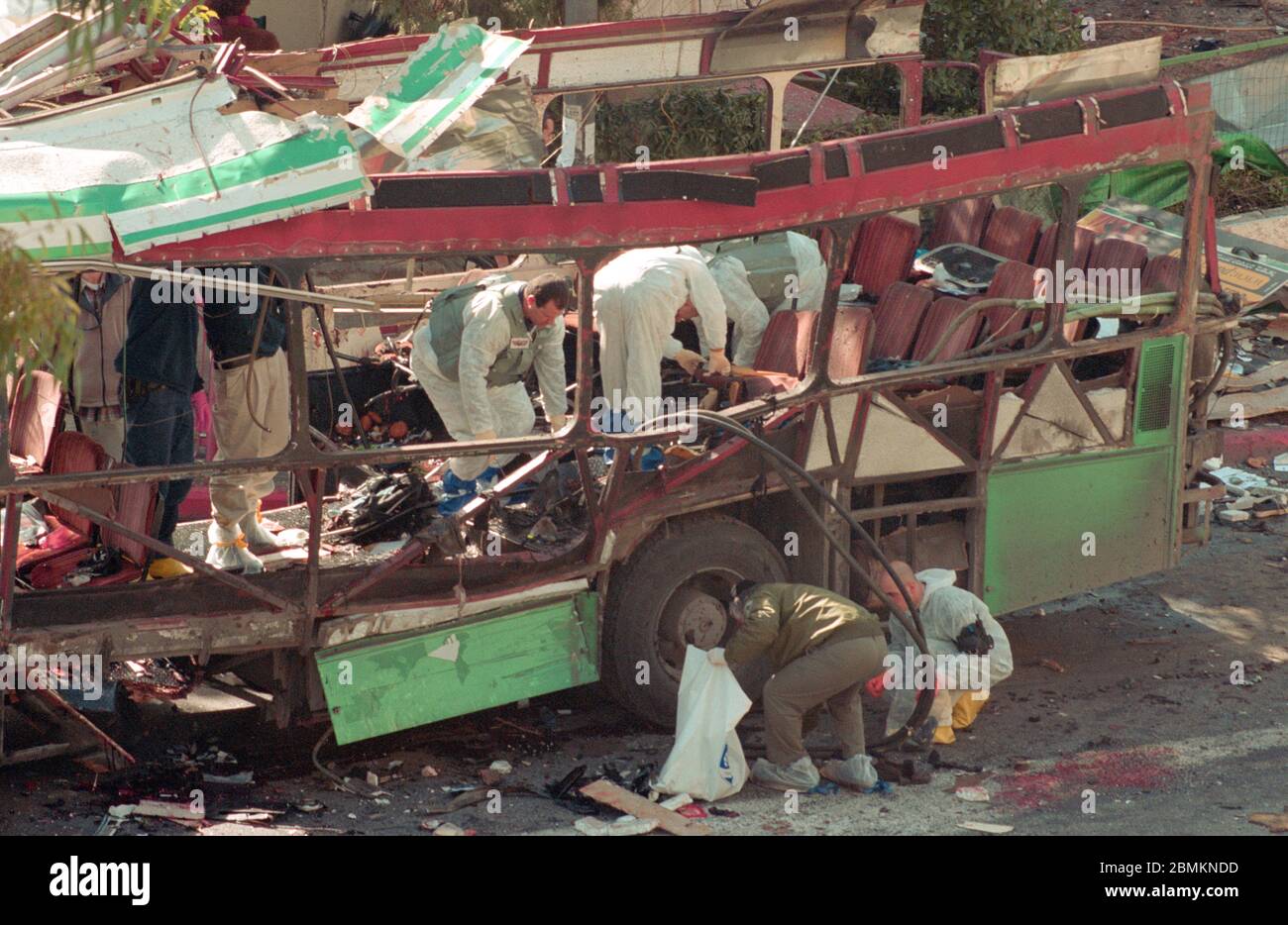 Israele, Gerusalemme, 29 gennaio 2004. Gli esperti della polizia israeliana investigano sul naufragio di un autobus Egged n. 19, preso di mira da un attentato suicida palestinese che si è fatto saltare uccidendo 11 persone e ferendo oltre 50 persone nel quartiere di Rehavia, Gerusalemme ovest, Israele Foto Stock