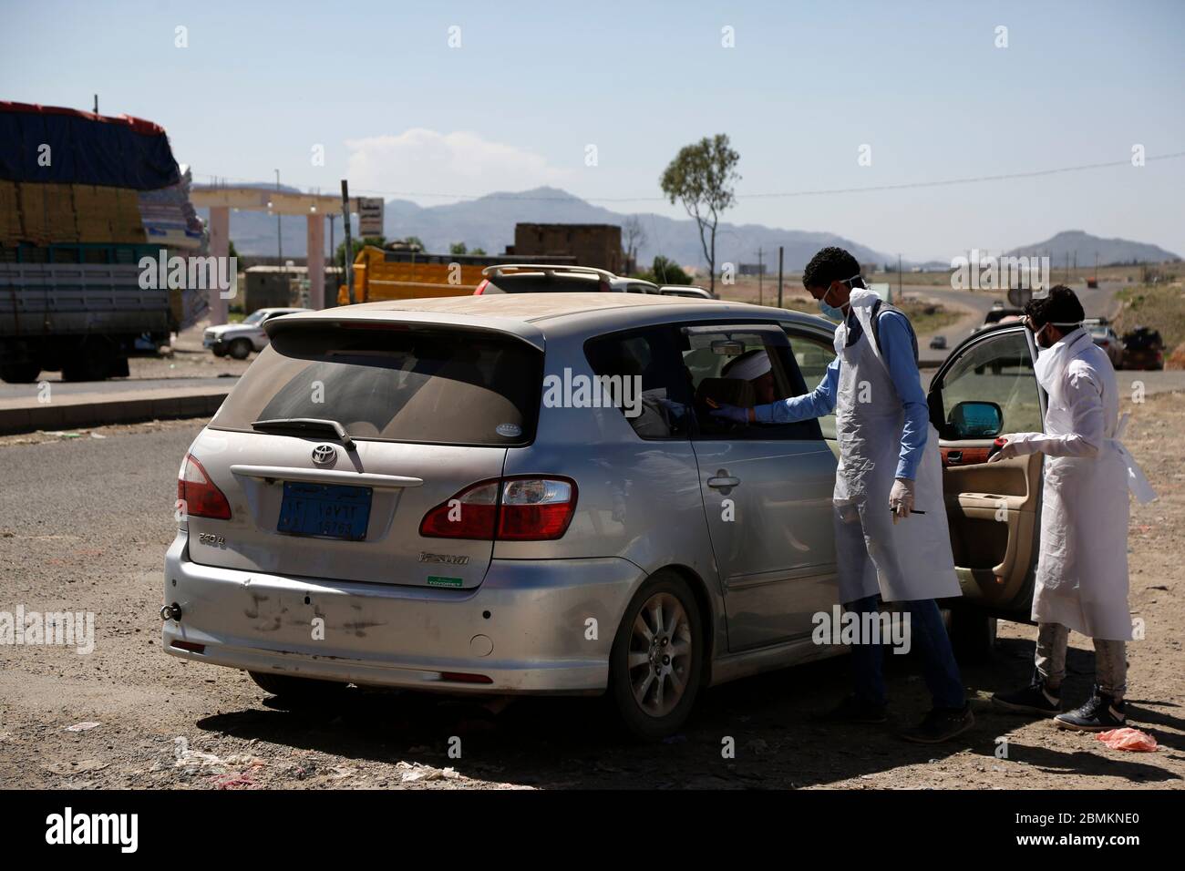 Sanaa, Yemen. 9 maggio 2020. Gli operatori sanitari controllano la temperatura corporea dei viaggiatori come misure precauzionali contro la diffusione del COVID-19 all'ingresso meridionale di Sanaa, Yemen, 9 maggio 2020. Credit: Mohammed Mohammed/Xinhua/Alamy Live News Foto Stock