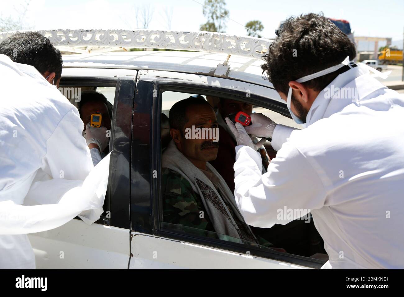 Sanaa, Yemen. 9 maggio 2020. Gli operatori sanitari controllano la temperatura corporea dei viaggiatori come misure precauzionali contro la diffusione del COVID-19 all'ingresso meridionale di Sanaa, Yemen, 9 maggio 2020. Credit: Mohammed Mohammed/Xinhua/Alamy Live News Foto Stock