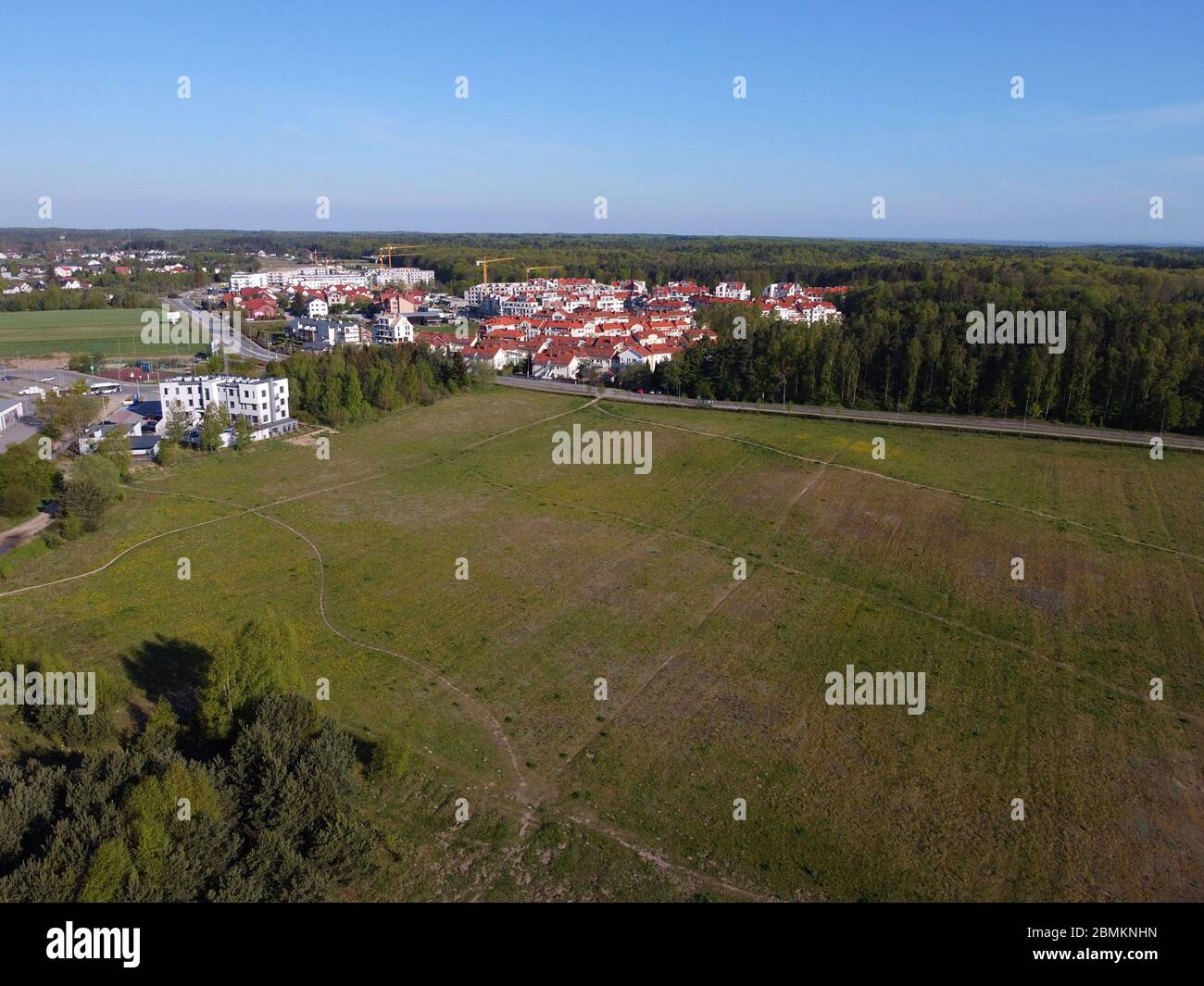 Nuovi blocchi di appartamenti circondati da campi e foreste, Gdynia, Pomerania, Polonia Foto Stock