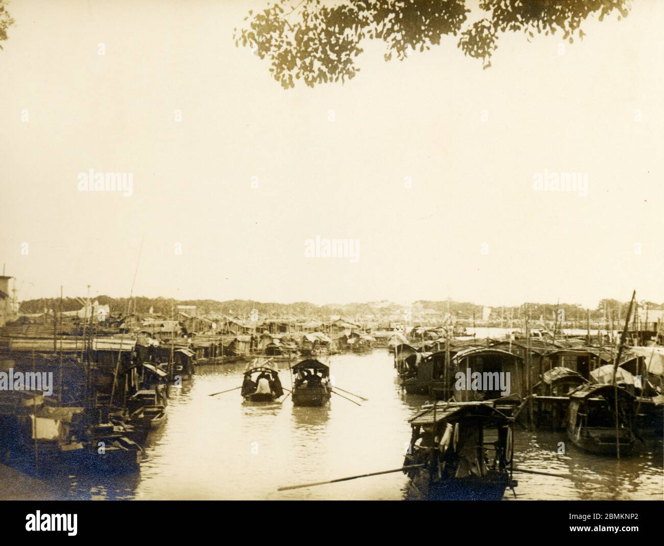 1956 - PORTO OCCUPATO SUL CANTONE DI PEARL RIVER IN CINA AFFOLLATO CON MOLTE BARCHE DI SAMPANS - GUANGDONG GUANGZHOU Foto Stock
