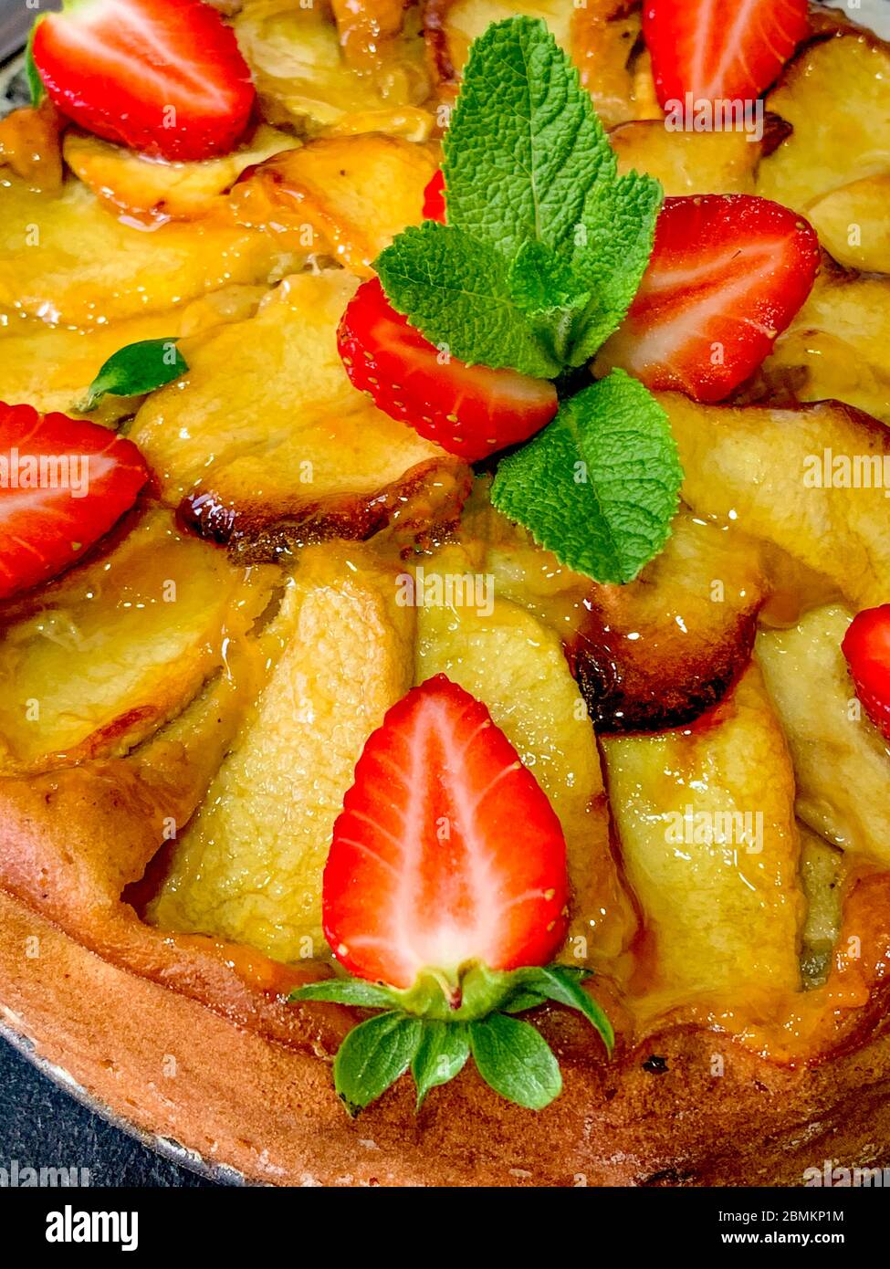 torta di mele con fragola Foto Stock