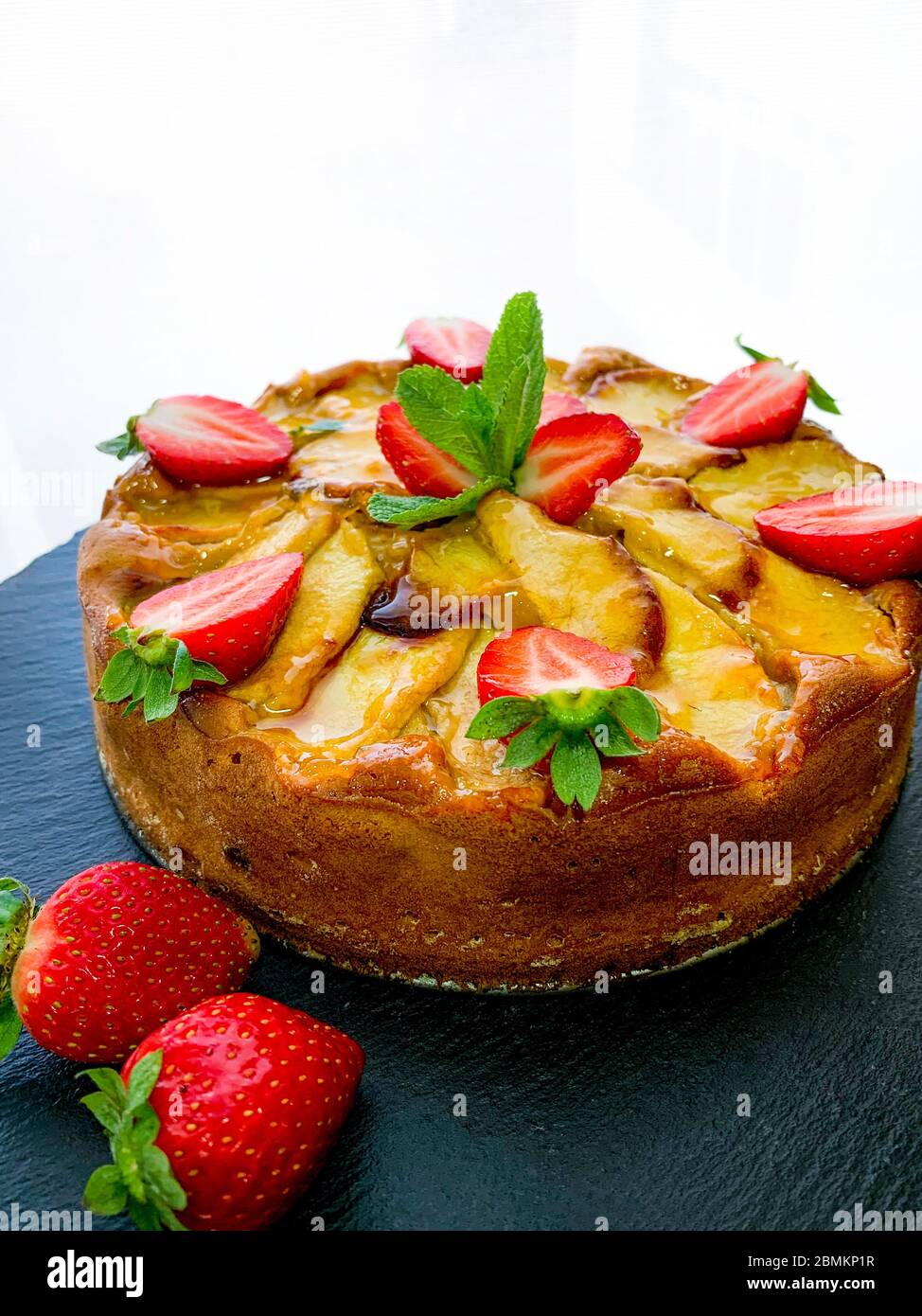 Torta di mele con torta di frutta alla fragola, torta fatta in casa Foto Stock