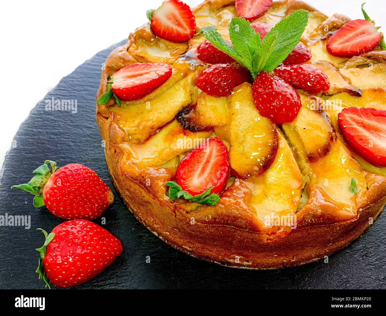 Torta di mele con torta di frutta alla fragola, torta fatta in casa Foto Stock