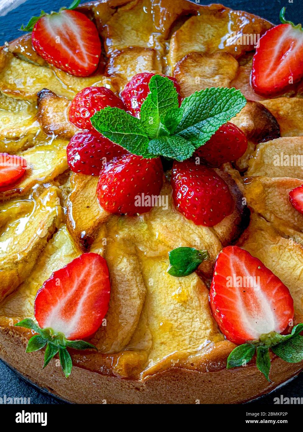 Torta di mele con torta di frutta alla fragola, torta fatta in casa Foto Stock