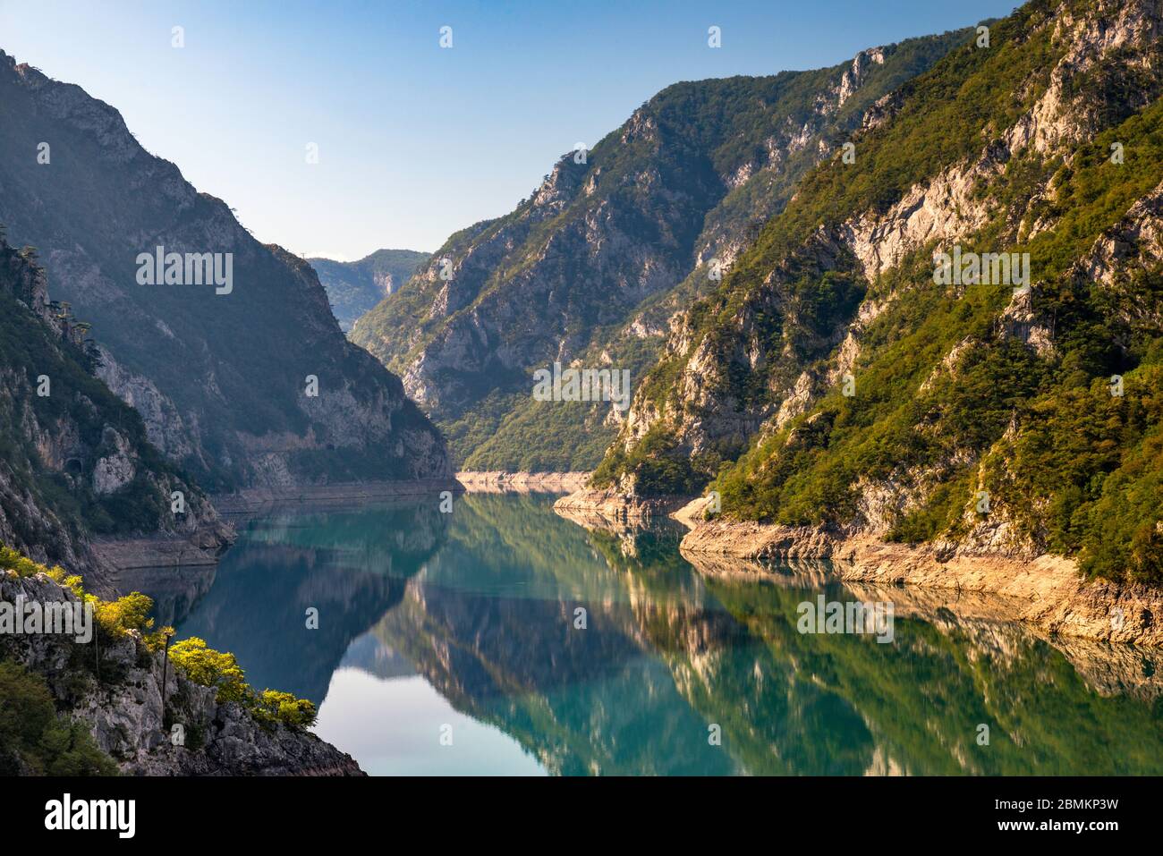 Piva (Pivsko jezero), lago artificiale sul fiume Piva nel Canyon Piva, vicino a Pluzine, Montenegro, Europa sudorientale Foto Stock