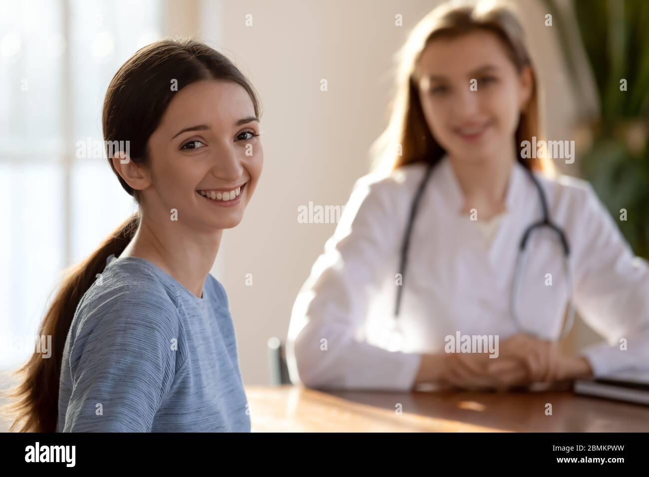 Ritratto di paziente femmina con consultazione del medico Foto Stock