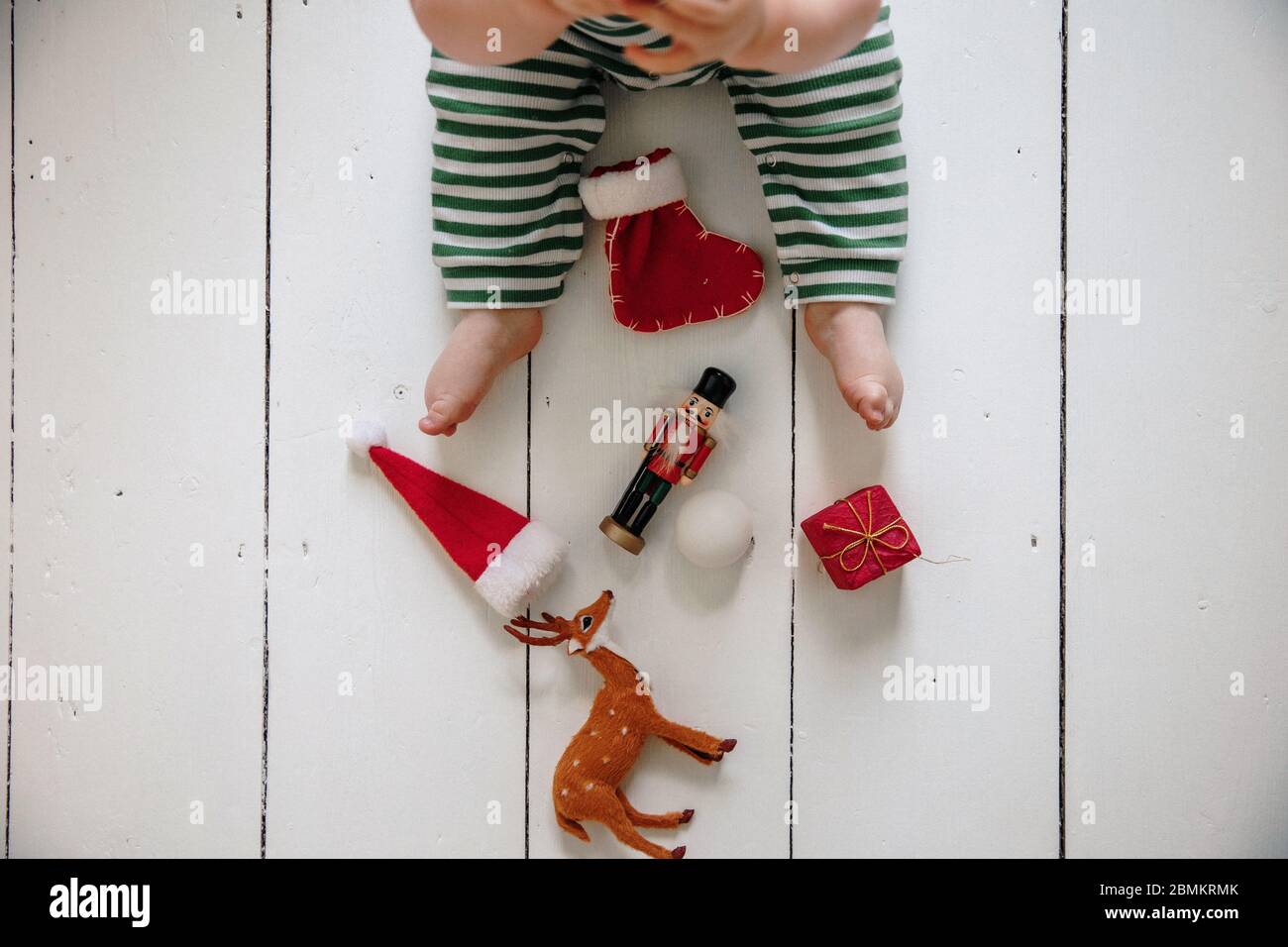 Vista dall'alto di un bambino che festeggia il natale giocando con decorazioni festive Foto Stock