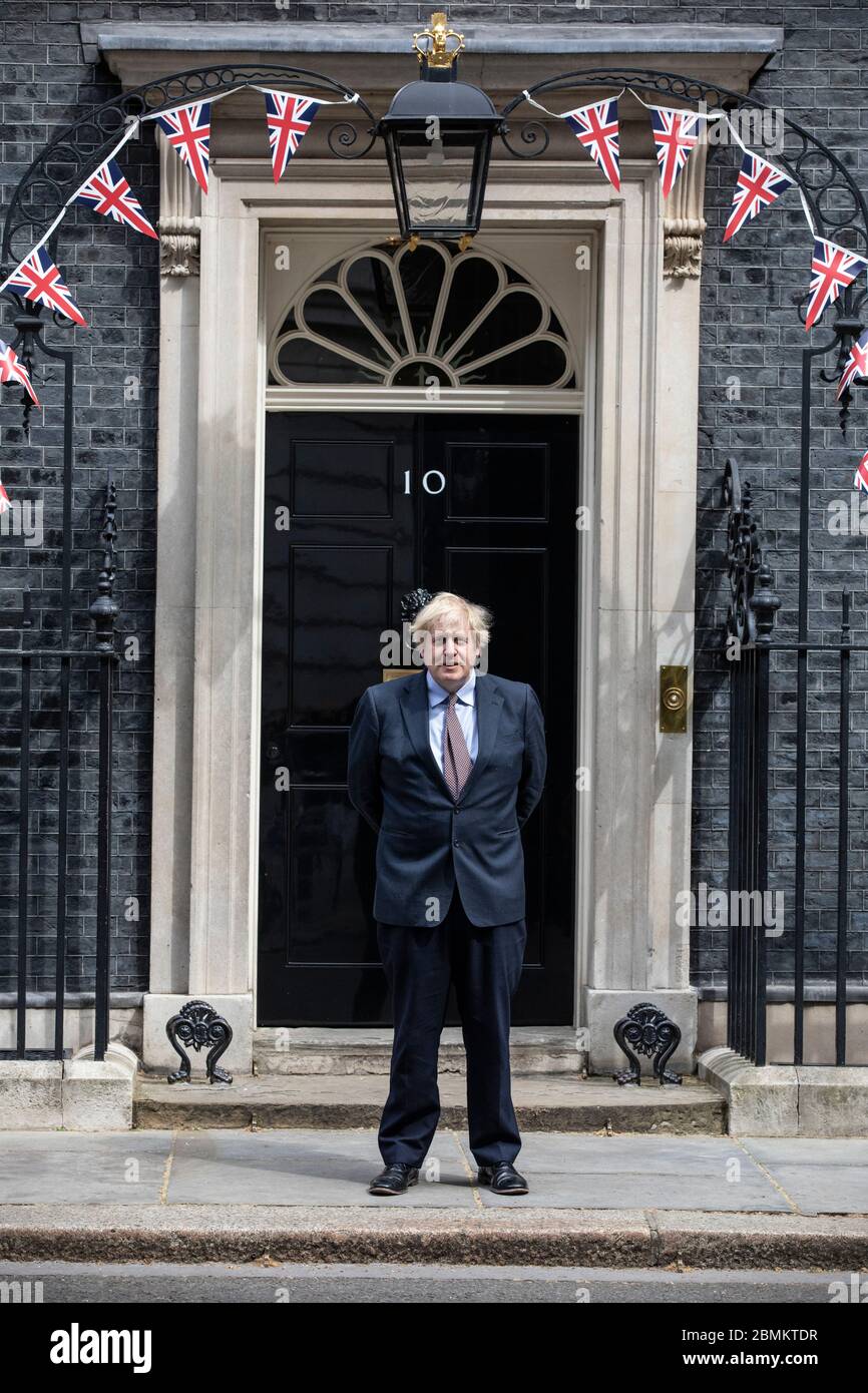 Il primo ministro britannico Boris Johnson si trova all'ingresso di No.10 Downing Street per la vittoria d'Europa, le celebrazioni del 75° anniversario, Londra, Regno Unito Foto Stock