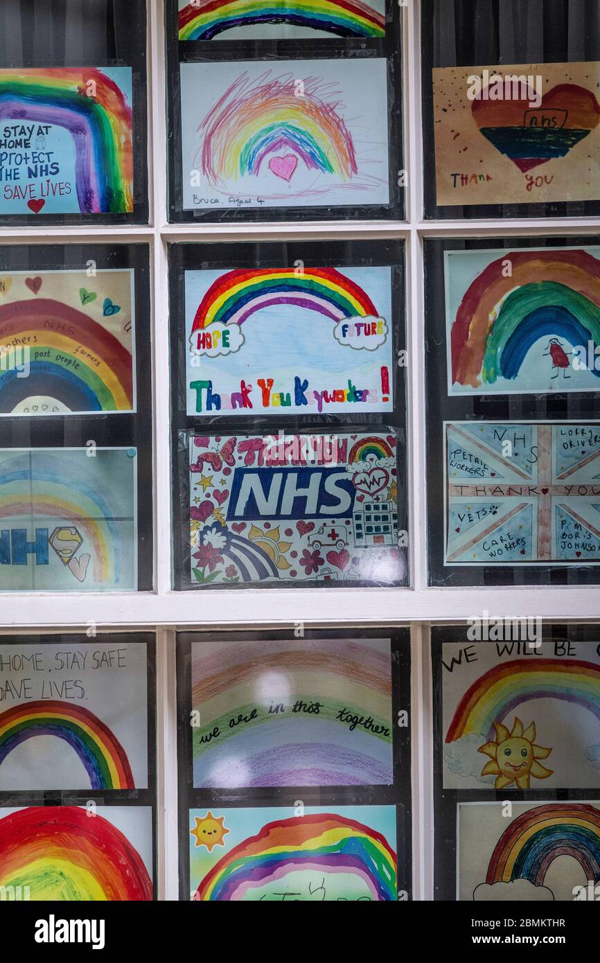 Dipinti arcobaleno sulla finestra di No.10 Downing Street per mostrare gratitudine a NHS e operatori sanitari in prima linea negli ospedali che combattono il coronavirus Foto Stock